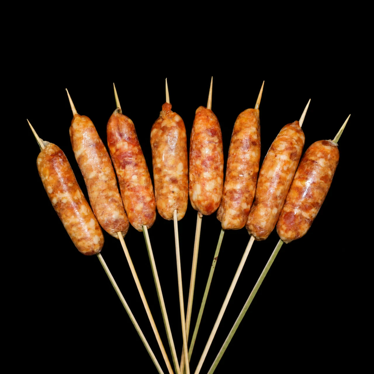 芝士玉米鲜肉肠黑底产品图