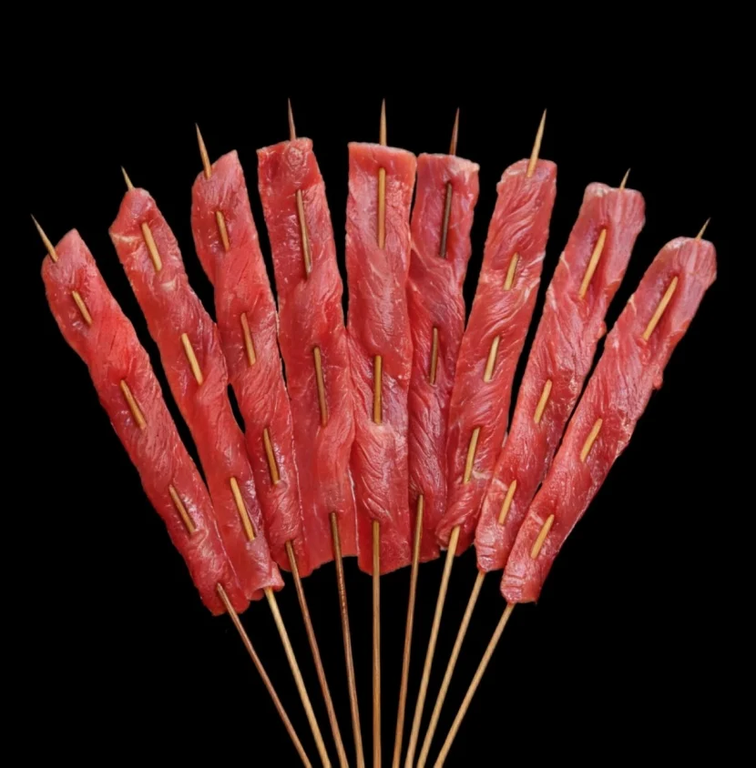 南方新鲜牛肉串黑底产品图
