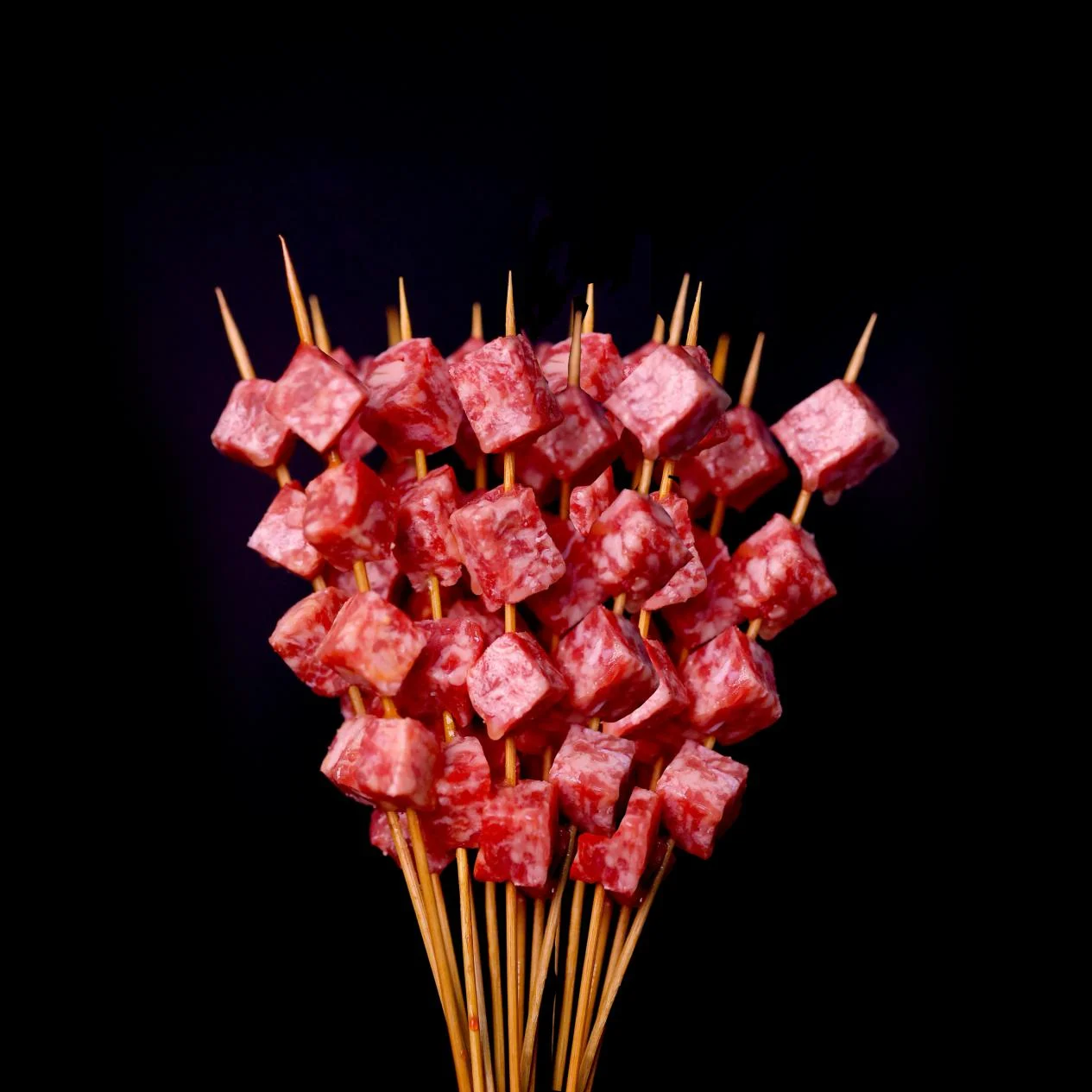 和牛牛肉粒_肉串黑底产品图