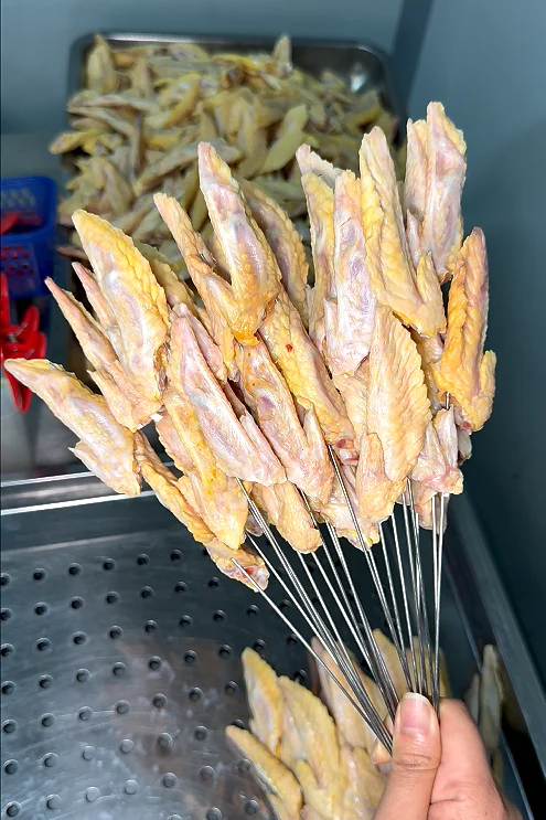 脆皮黄油鸡翅尖串 车间实拍