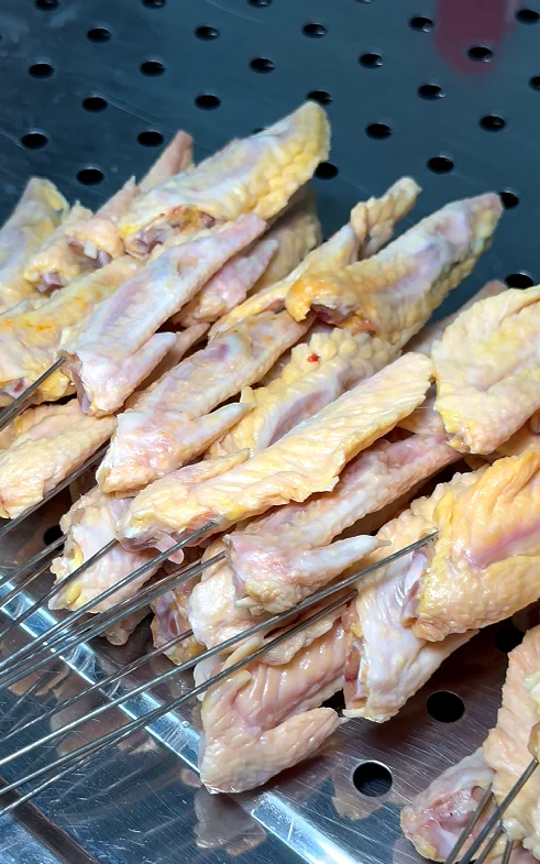 脆皮黄油鸡翅尖串 车间实拍