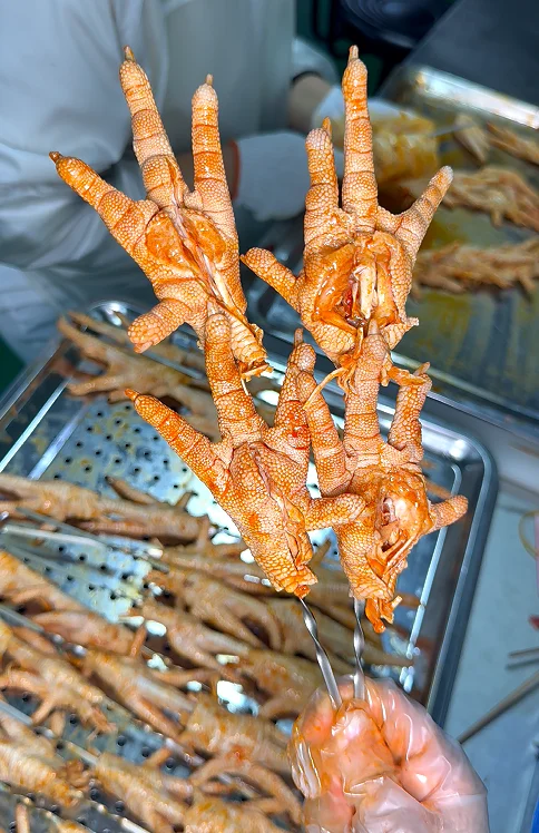 手工开背鸡爪串 车间实拍