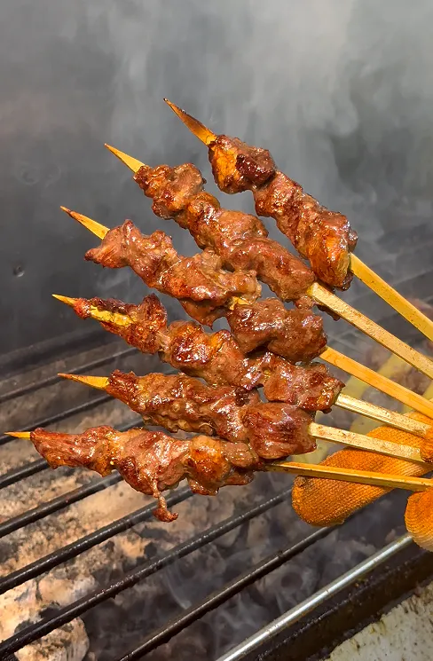安格斯和牛肉串原始烤后照片