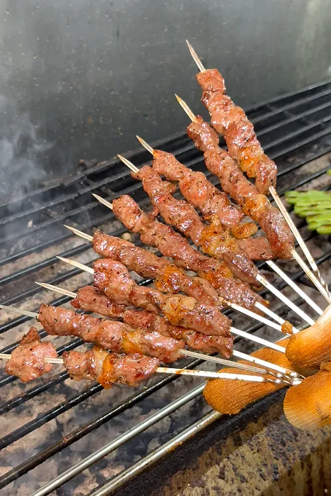 黑椒牛排肉串原始烤后照片