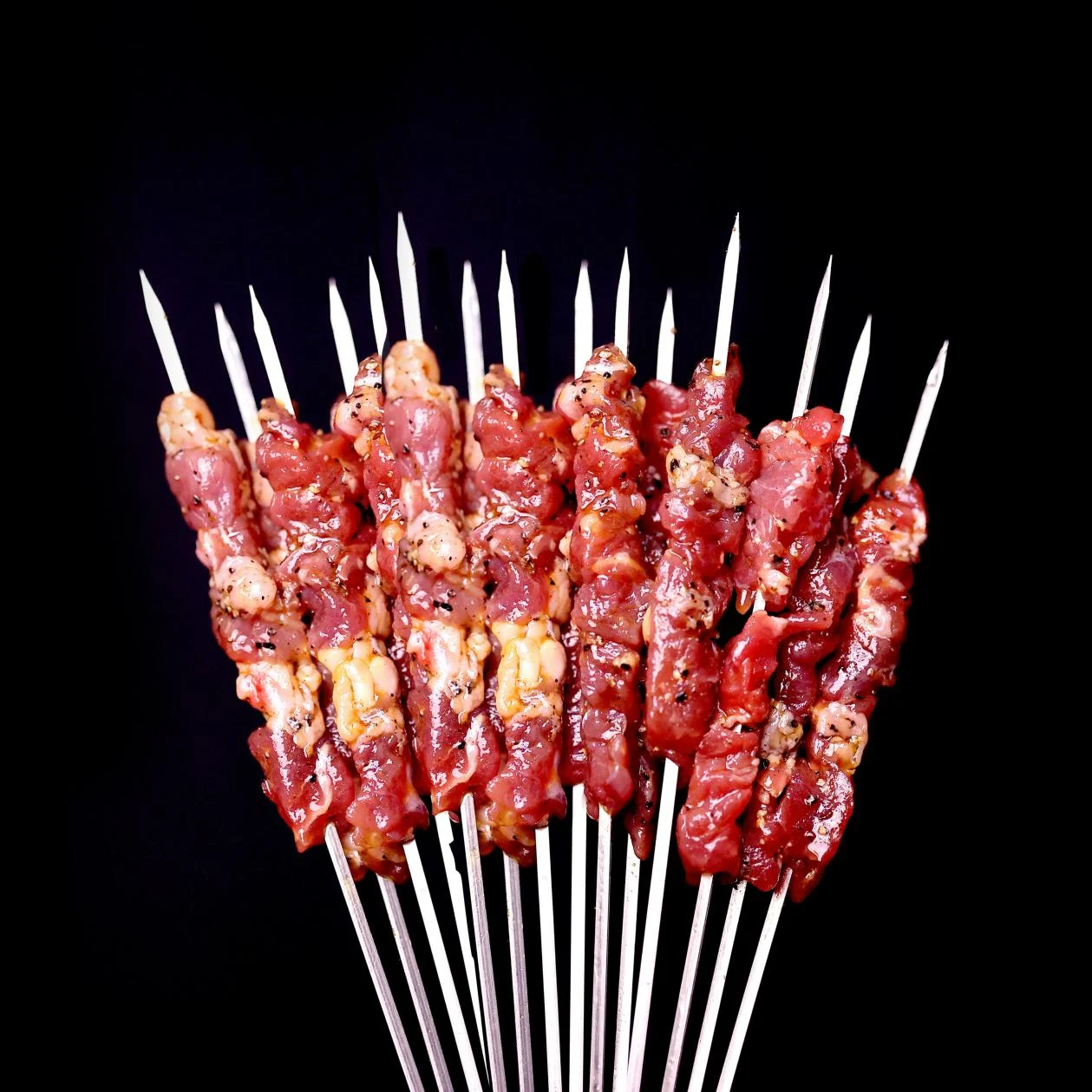 黑椒牛排肉串原始生品照片